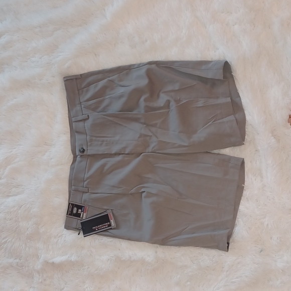 Roundtree Yorke Men's sz 38 pleated golf shorts